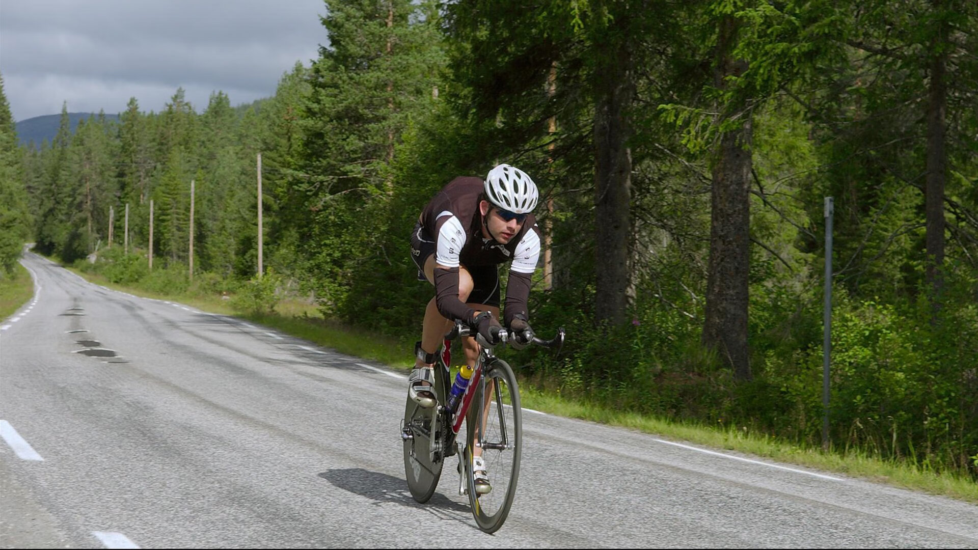 国足启用无人机战术分析设备，无人机跟踪航拍足球